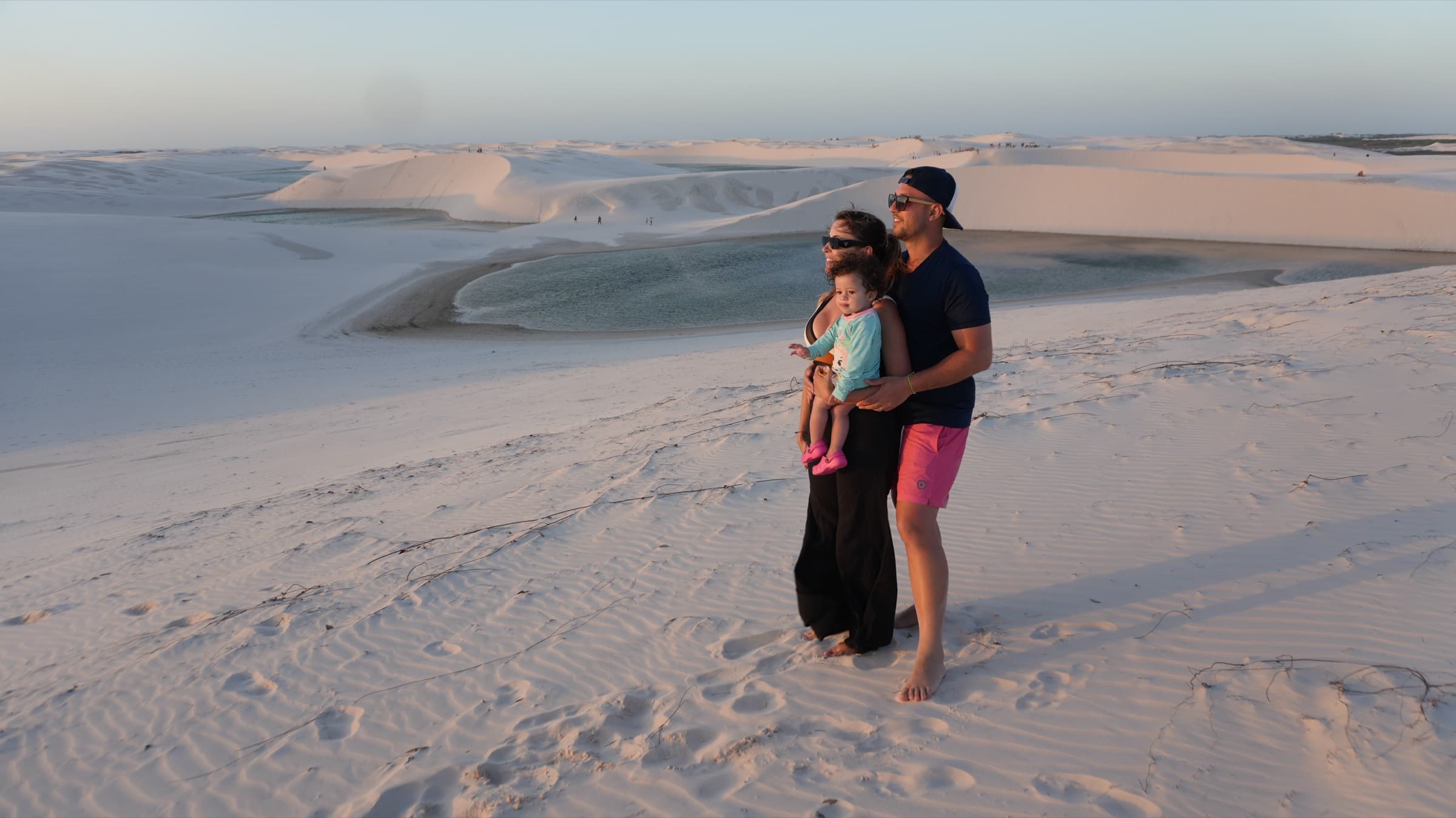 Família nos Lençóis Maranhenses ao pôr-do-sol
